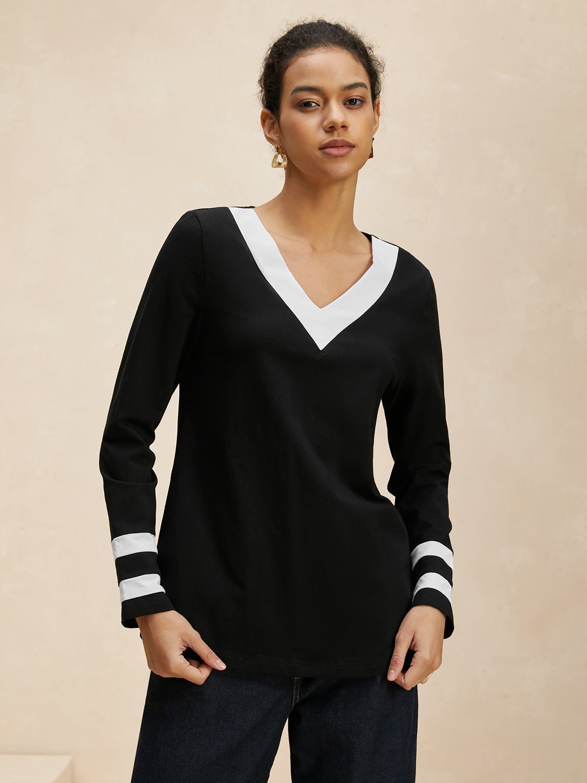 Women's Black And White Colorblock V Neck Long Sleeve T-shirt