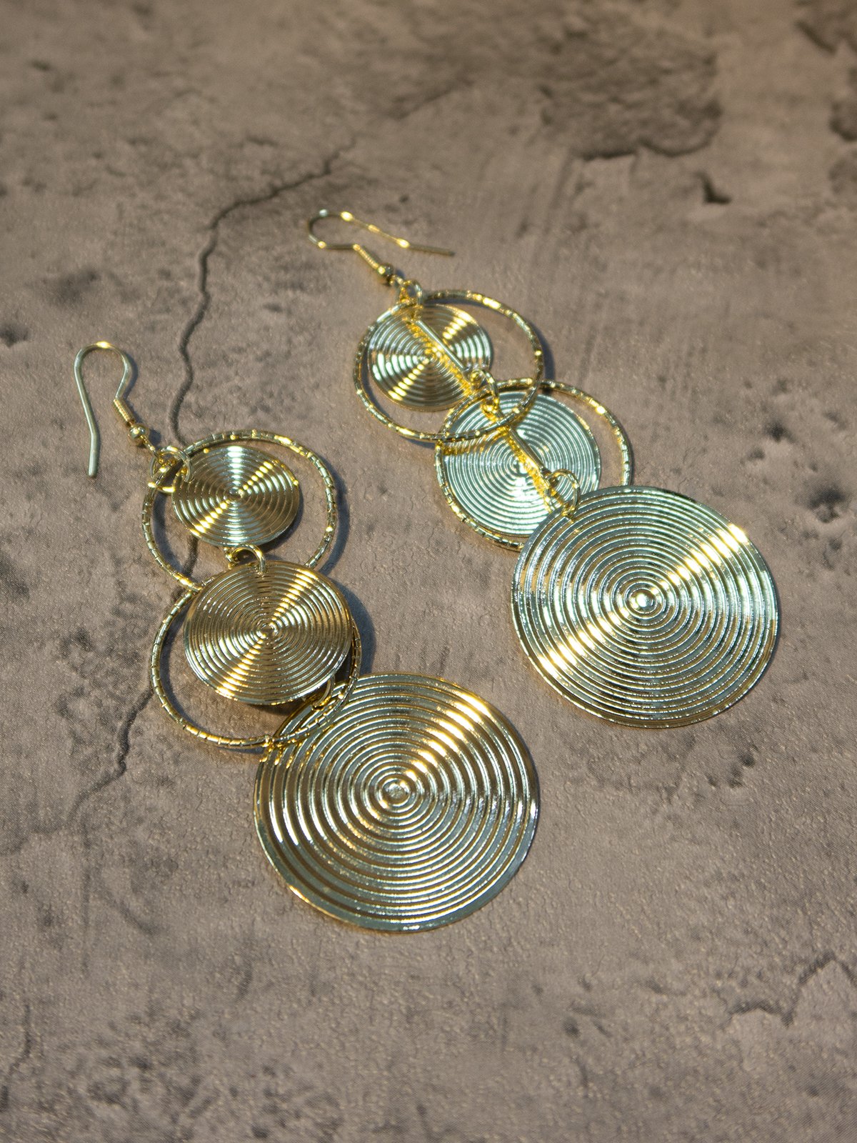 Threaded metal disc earrings