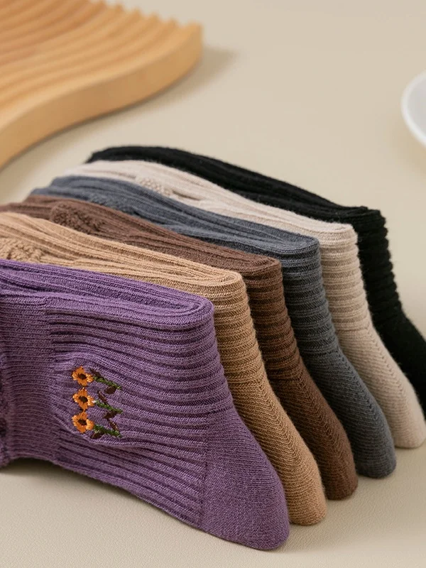 New Pure Cotton Japanese Retro Literary Flower Middle Tube Women's Socks Sweat-absorbent Breathable Embroidered Flower Socks